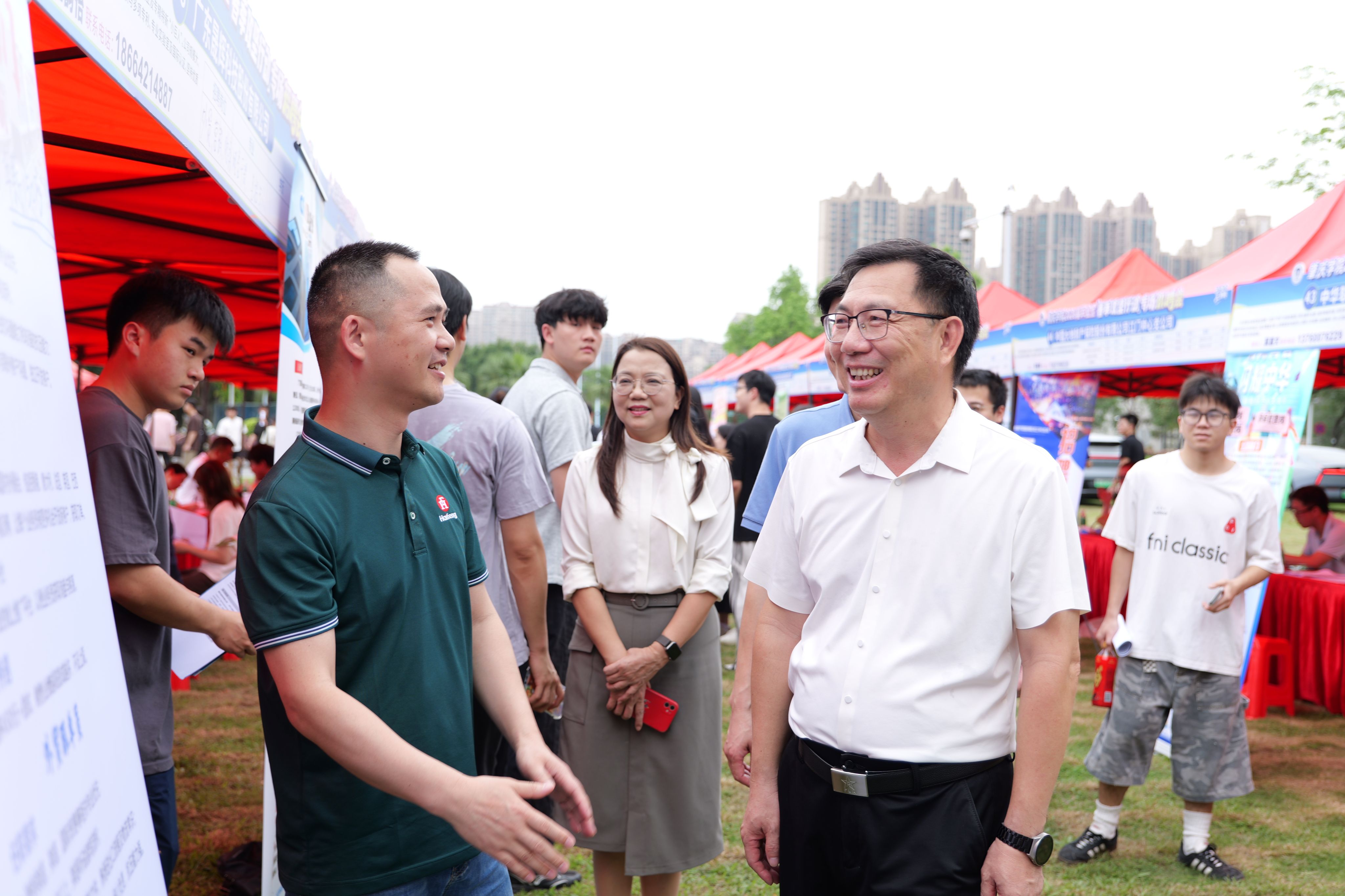 ​bv伟德源自英国始于1946举办2026届毕业生“春季攻坚行动”专场招聘会